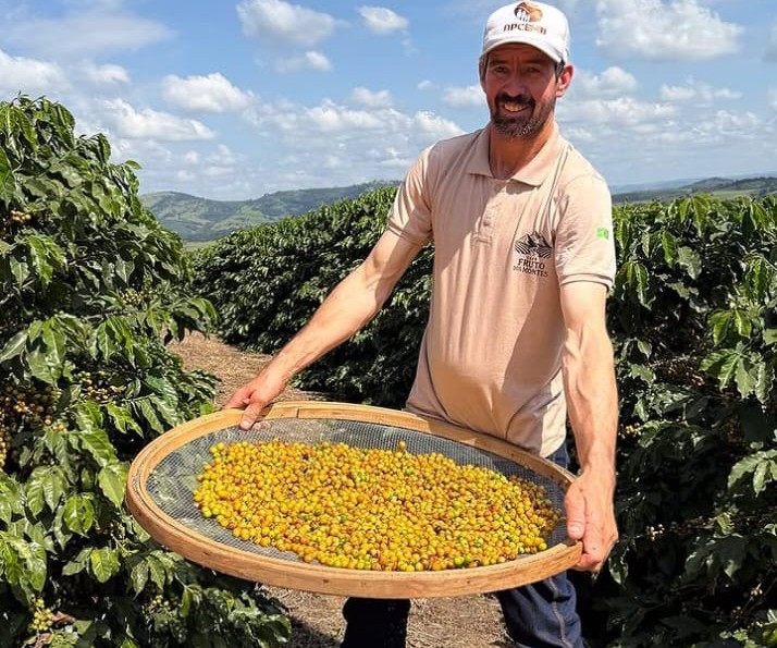 Edivaldo de Oliveira com a peneira de café