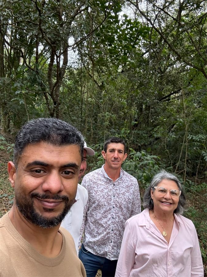 Suzana Passos na mata, com duas pessoas
