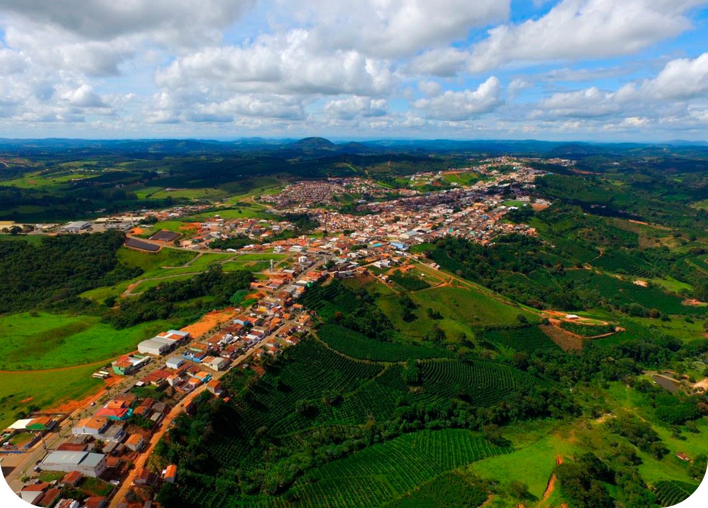 Vista aérea de lavouras de café em Nova Resende